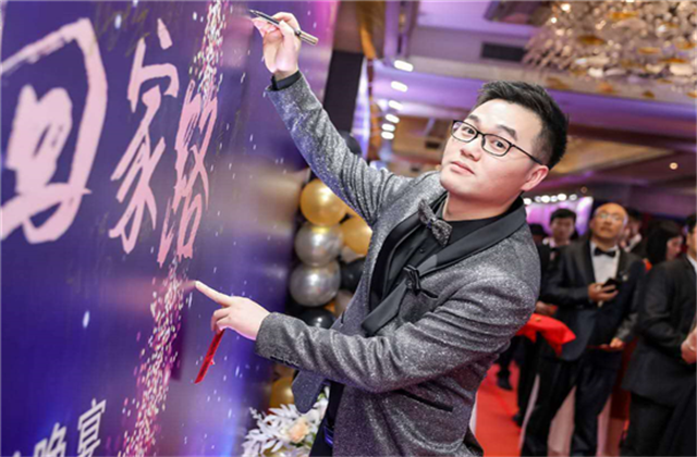 【高光“疫”事】勇敢逆行的特殊“网约车”——w66旗舰厅90后，用信念打通生命运输线