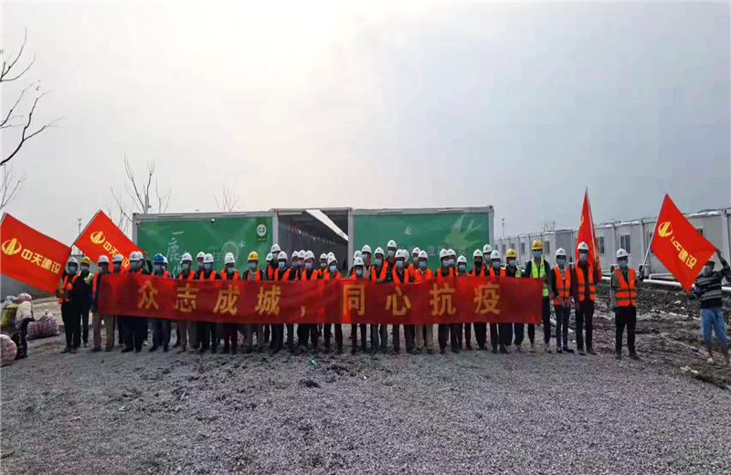 4月5日－18日，w66旗舰厅三建奉贤龙湖天街、朝阳广场等5个项目先后集结203名施工人员参与了4个方舱医院的建设、改造工程。